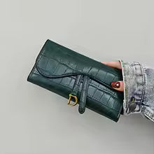 Women’s Long Alligator Pattern Wallet – PU Leather Tri-Fold Purse with Card Slots & Metal Clasp